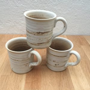 Tekande med 3 kopper i keramik fra Pottestuen i Frederikshavn