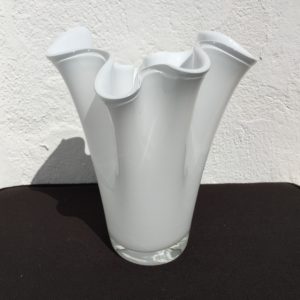 Foldevase i hvidt glas